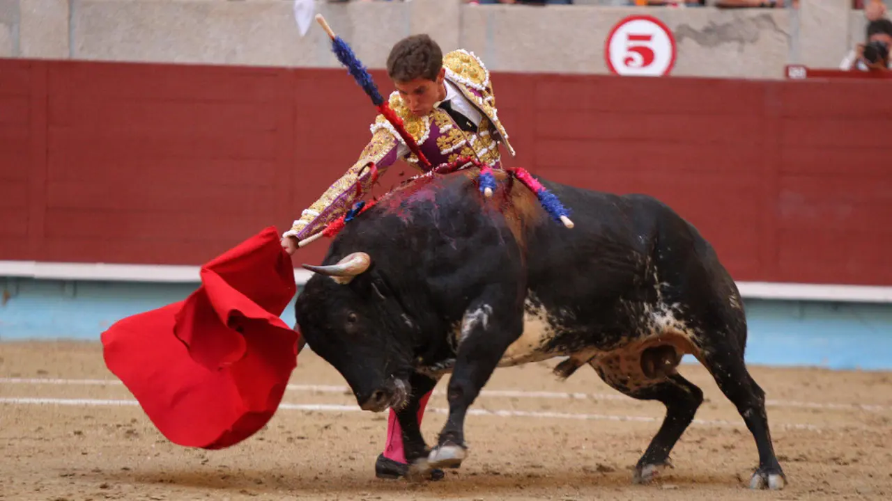 Ginés Marín, en una corrida celebrada en la Plaza de Toros de Pontevedra. RAFA FARIÑA