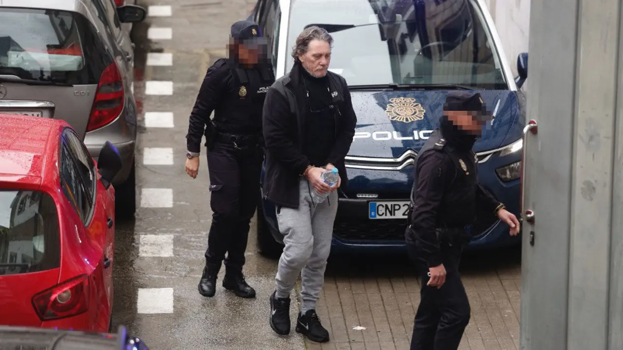 Sito Miñanco, escoltado por dos agentes de la Policía Nacional. JAVIER CERVERA-MERCADILLO