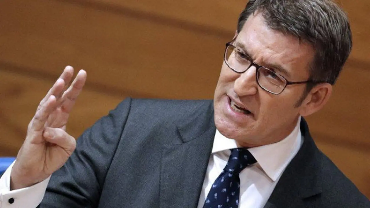 El presidente de la Xunta, Alberto Núñez Feijóo, durante su intervención en el pleno del Parlamento, este miércoles. LAVANDEIRA JR  (EFE)