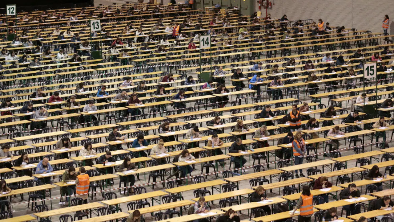 Opositores realizando un examen