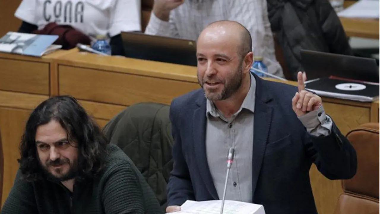 El portavoz de En Marea, Luís Villares, durante su intervención en el pleno del Parlamento de Galicia. LAVANDEIRA JR (EFE)