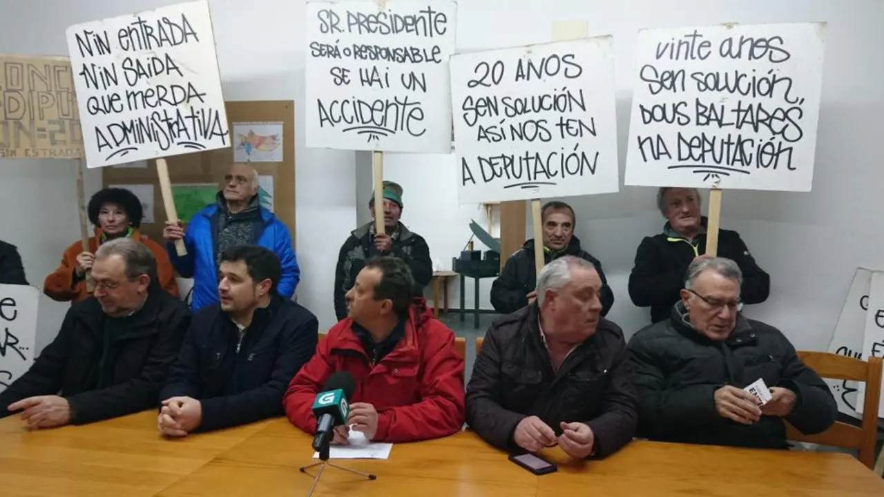 Encierro iniciado en la casa consistorial de Vilamartín de Valdeorras. EP