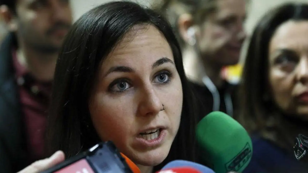 La portavoz adjunta del grupo parlamentario Unidos Podemos, Ione Belarra, tras la reunión sobre el Pacto Educativo en el Congreso. CHEMA MOYA (EFE)