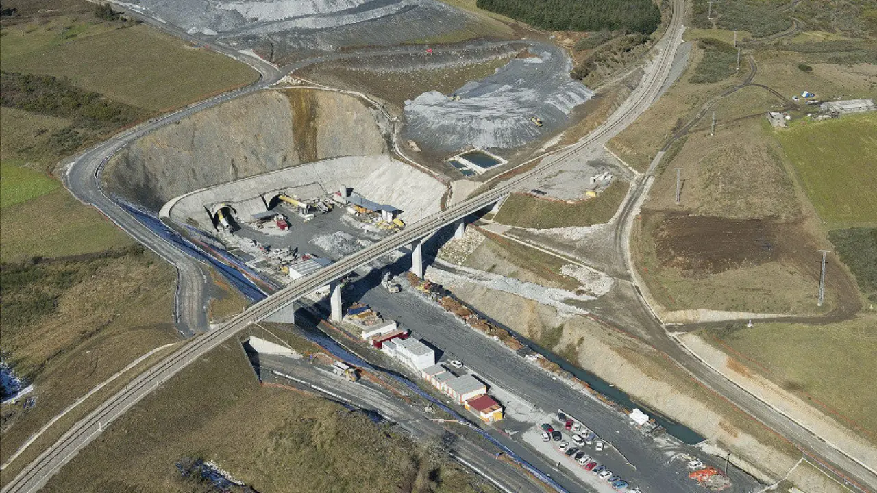 Obras del Ave entre A Gudiña y Vilariño de Conso. EFE