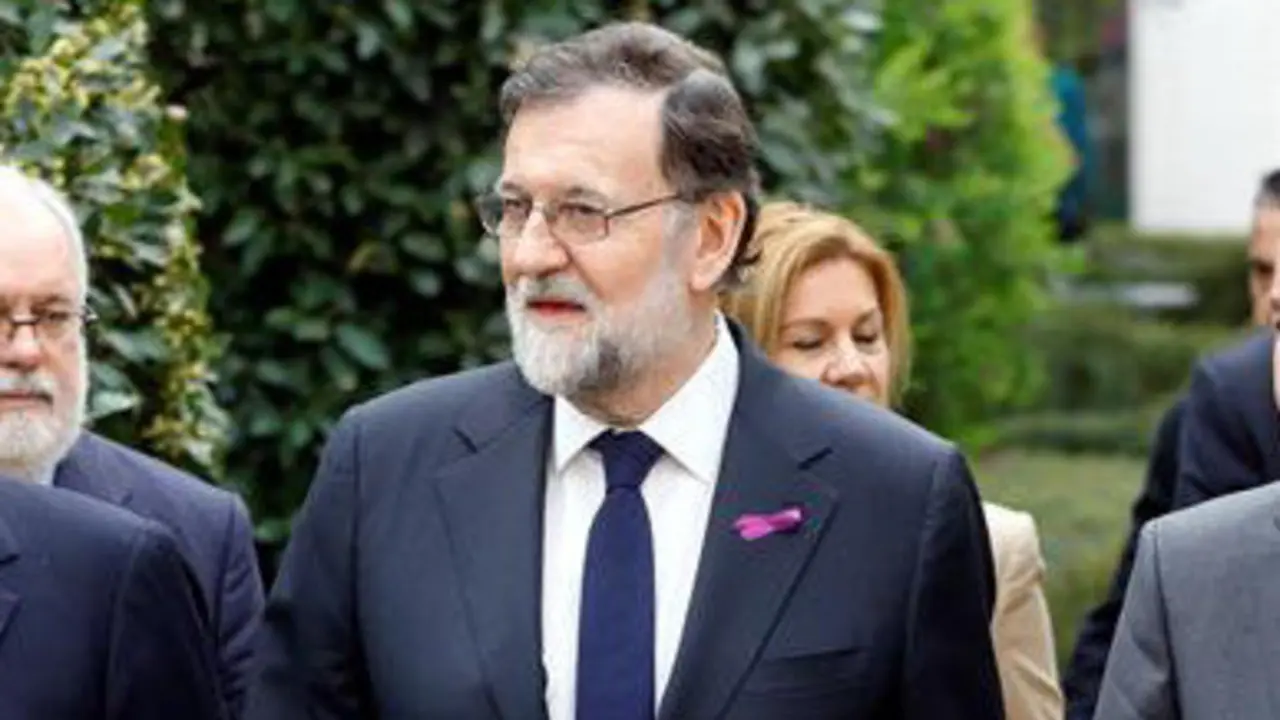 Mariano Rajoy, con el lazo morado. KAI FÖRSTER
