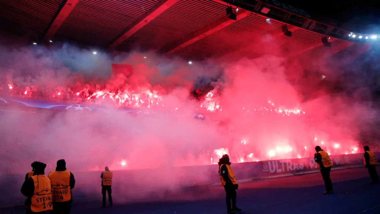 Numerosas bengalas en las gradas del Parque de los Príncipes durante el partido ante el Madrid. YOAN VALAT (EFE)