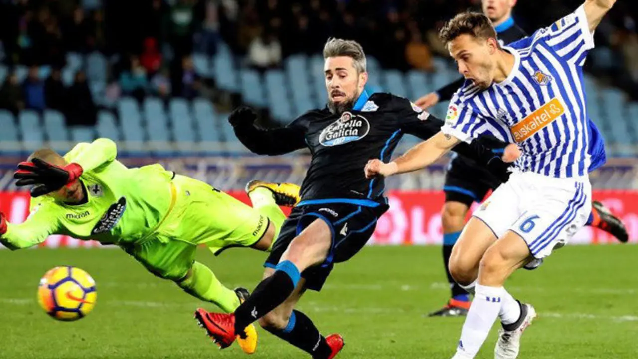 Sergio Canales chuta ante Luisinho. JUAN HERRERO (EFE)