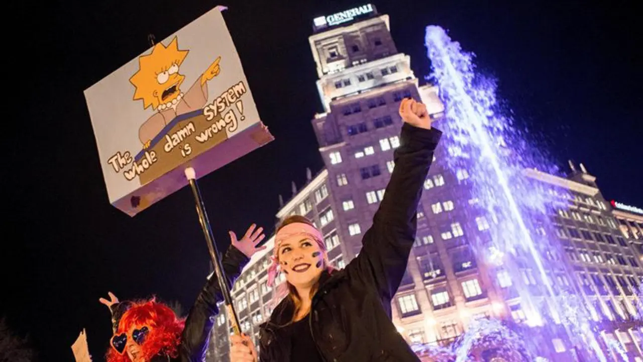 Manifestantes en Barcelona. ENRIC FONCUBERTA (EFE)