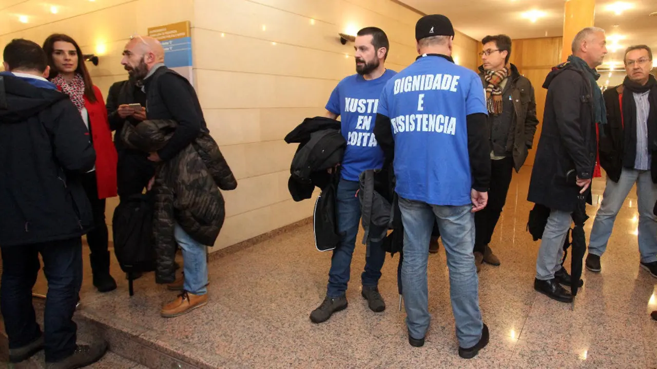 Asistentes a la reunión que los sindicatos mantuvieron con el director general de Justicia, Juan José Martín. PEPE FERRÍN