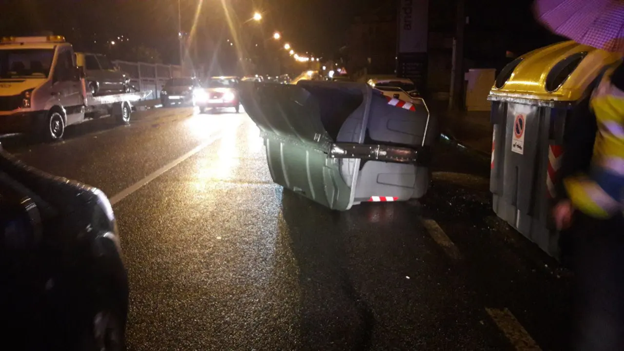 Contenedor volcado en Pontevedra. DP