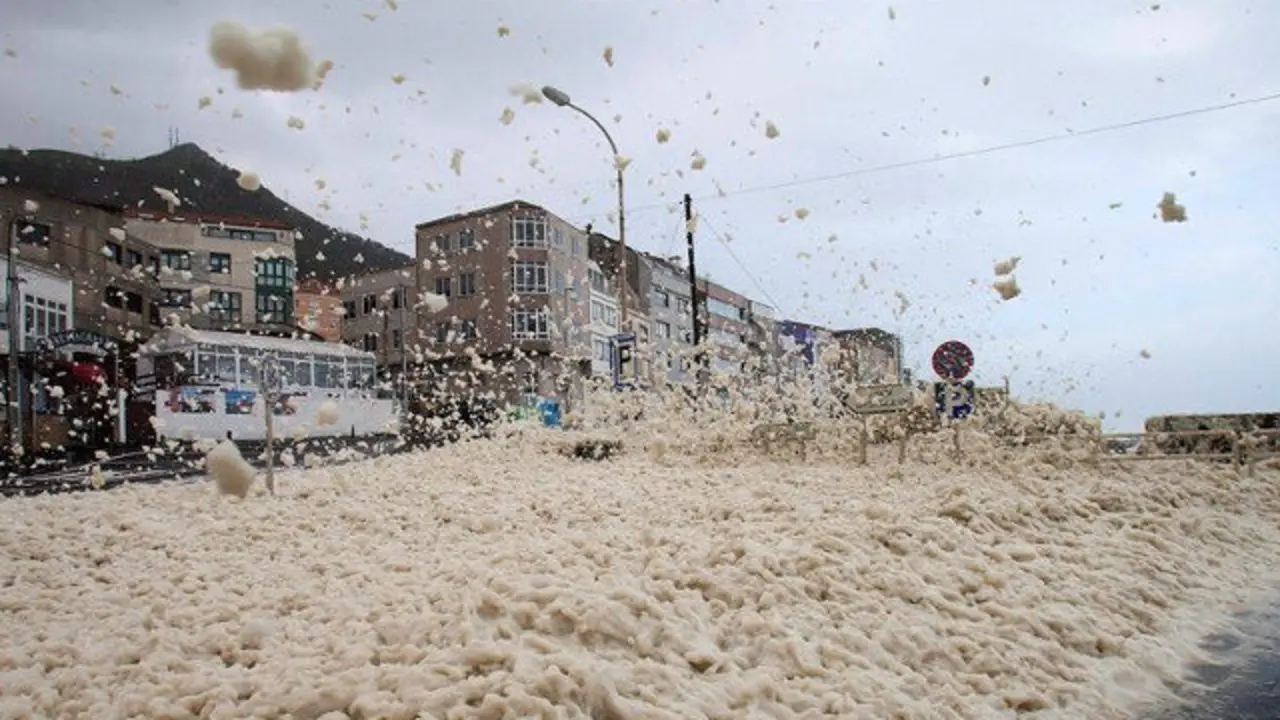 La espuma producida por el batir de las olas llega a las casas en el puerto de A Guarda. SALVADOR SAS (EFE)