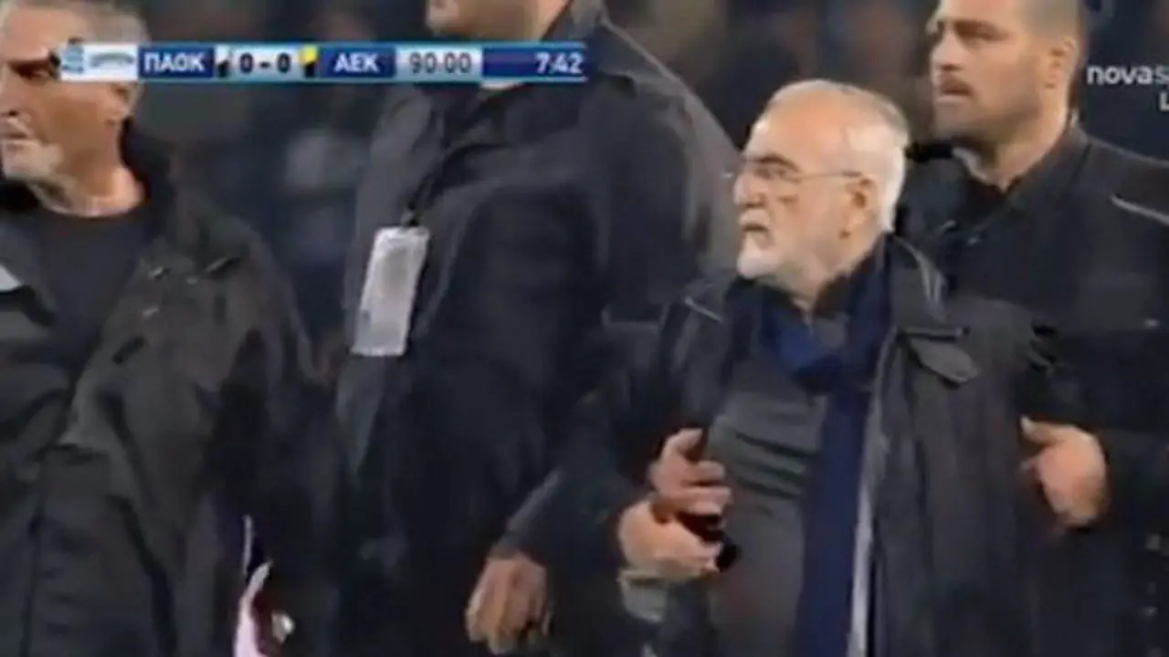 El presidente del PAOK invade el campo