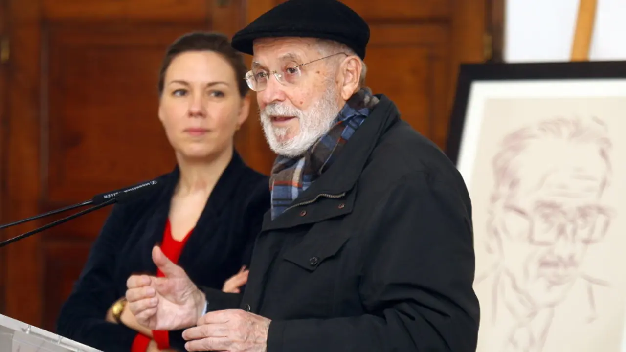Siro López, tras entregar as obras no Museo Provincial. VICTORIA RODRÍGUEZ