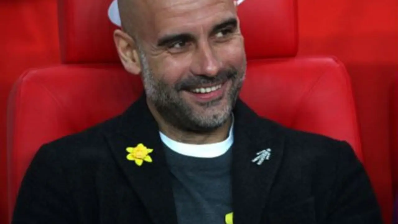 Pep Guardiola con flor y lazo.TWITTER