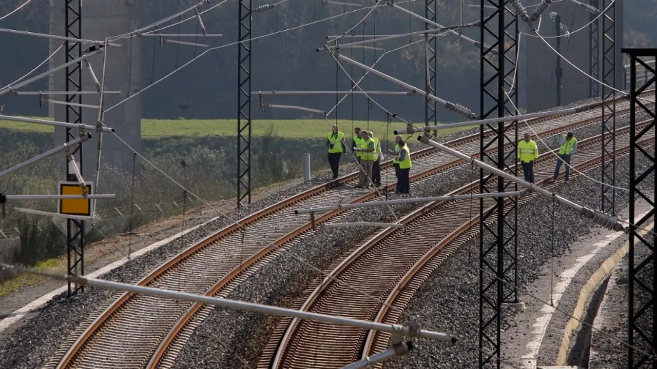 Operarios trabajando en la curva de A Grandeira, en Angrois. AEP