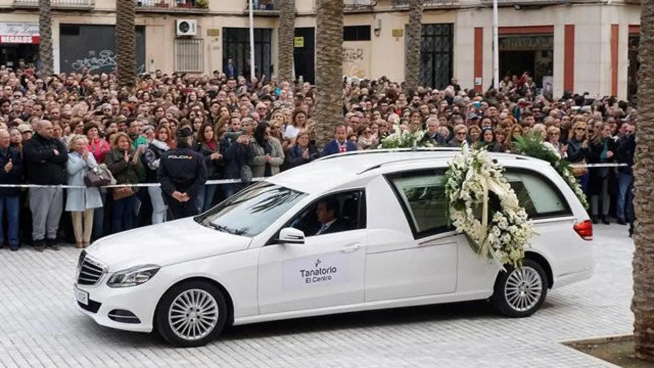 Coche funerario con el féretro de Gabriel Cruz. EFE