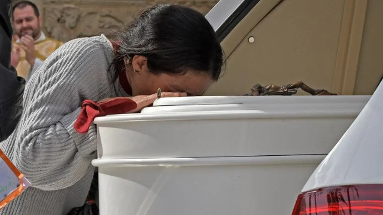 Patricia Ramírez acompaña el féretro de su hijo a la salida de la Catedral de Almería. CARLOS BARBA (EFE)