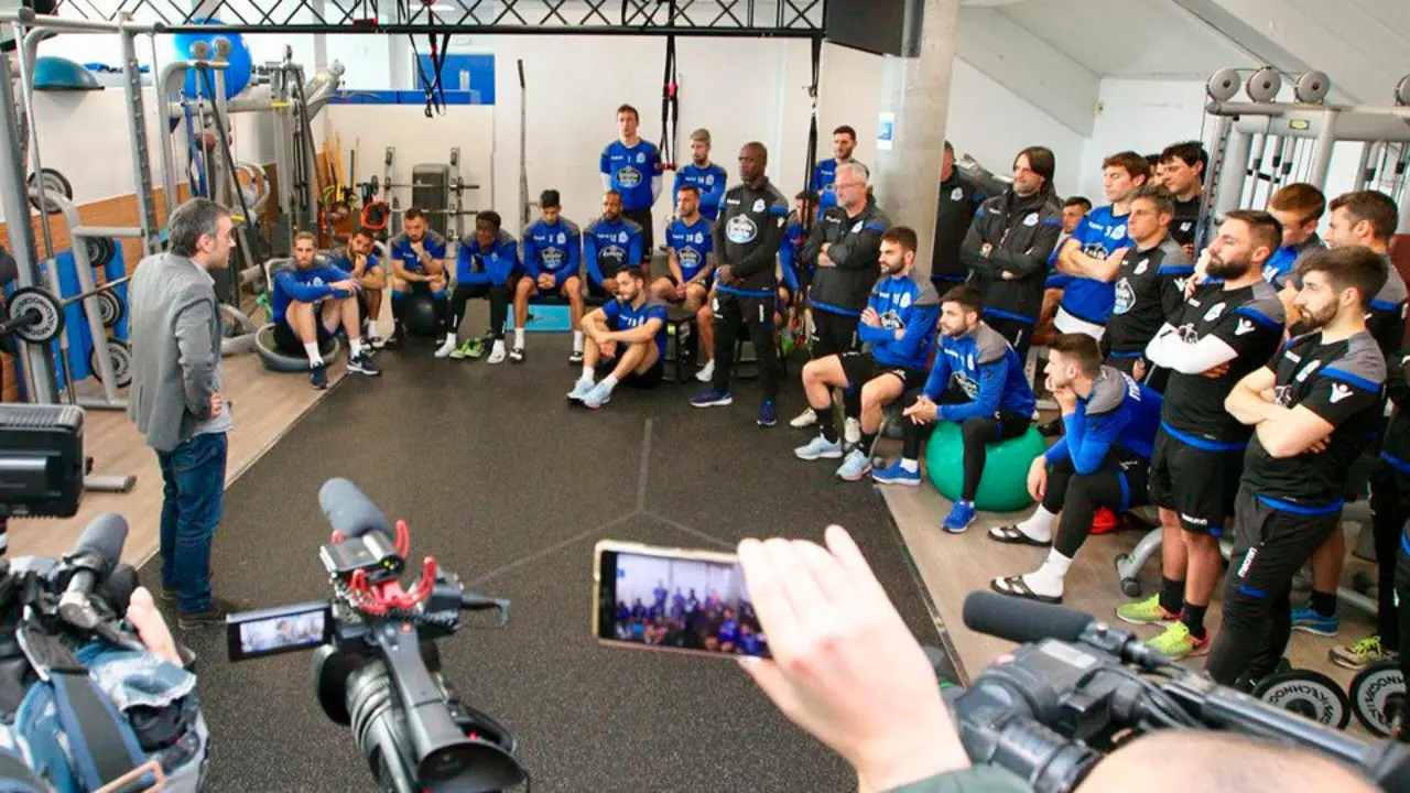 Xulio Ferreiro, en su arenga en el vestuario del Deportivo. CONCELLO DE A CORUÑA