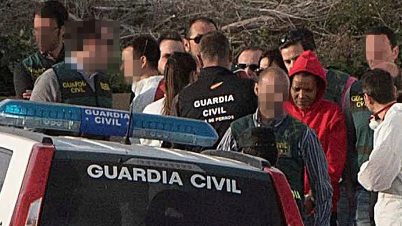 Ana Julia Quezada (de vermello), autora confesa da morte de Gabriel Cruz, na reconstrución dos feitos dirixida pola Gardia Civil. RICARDO GARCÍA (EFE)