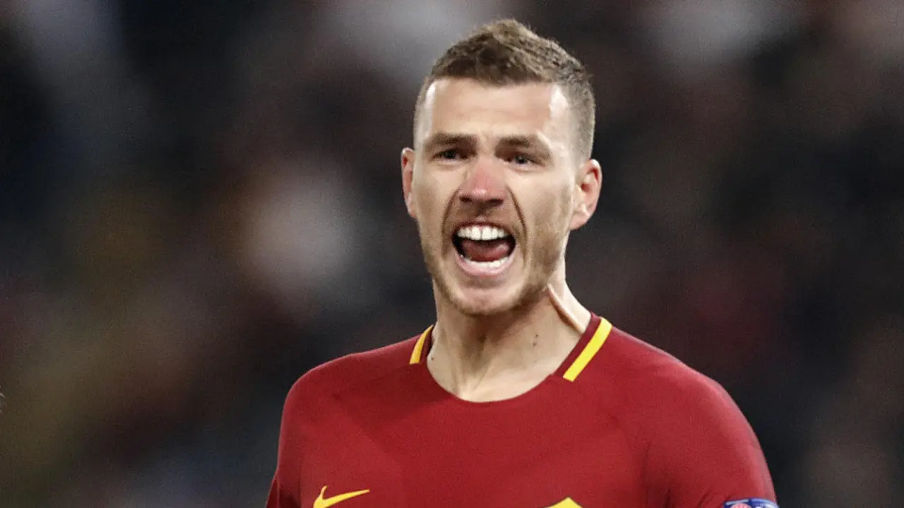 Edin Dzeko celebra el gol. RICCARDO ANTIMIANI (EFE)