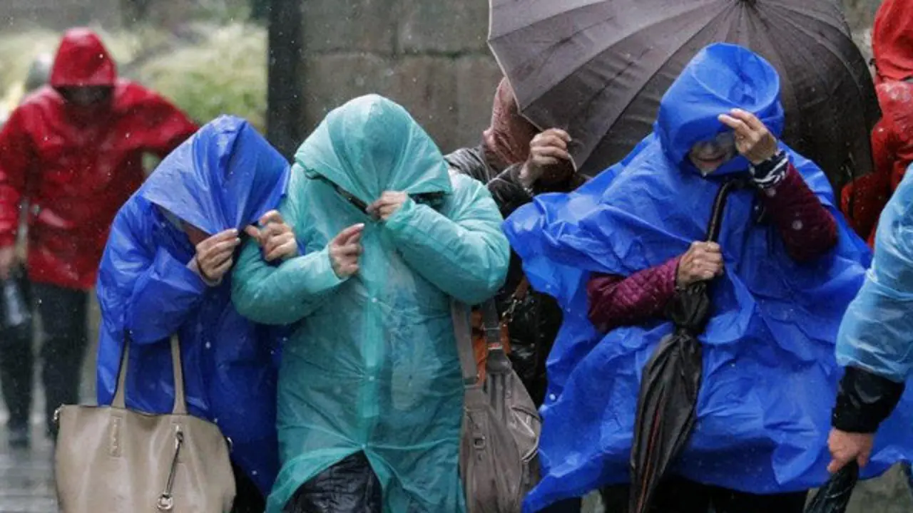 Los turistas en la plaza del Obradoiro, esta miércoles en Santiago de Compostela, LAVANDEIRA JR (EFE)