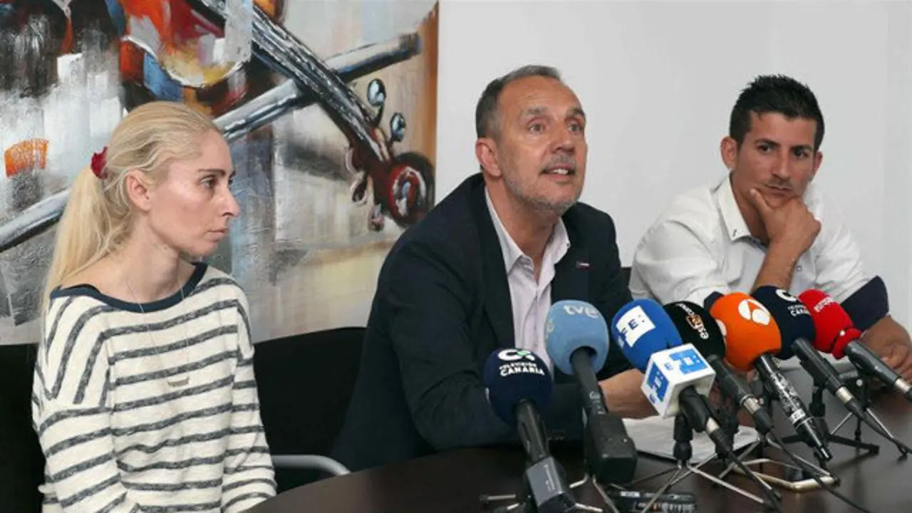 Los padres de Yéremi Vargas y su abogado (en el centro). ELVIRA URQUIJO A. (EFE)