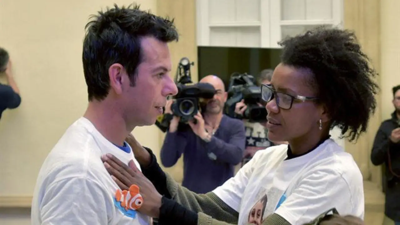 Ana Julia Quezada con Ángel Cruz, padre de Gabriel. CARLOS BARBA (EFE)