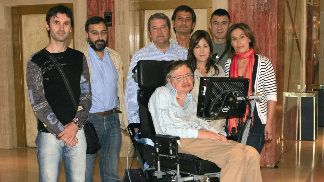 Stephen Hawking junto a Jorge Mira y el resto del equipo del programa de la TVG Ciencianosa. AEP