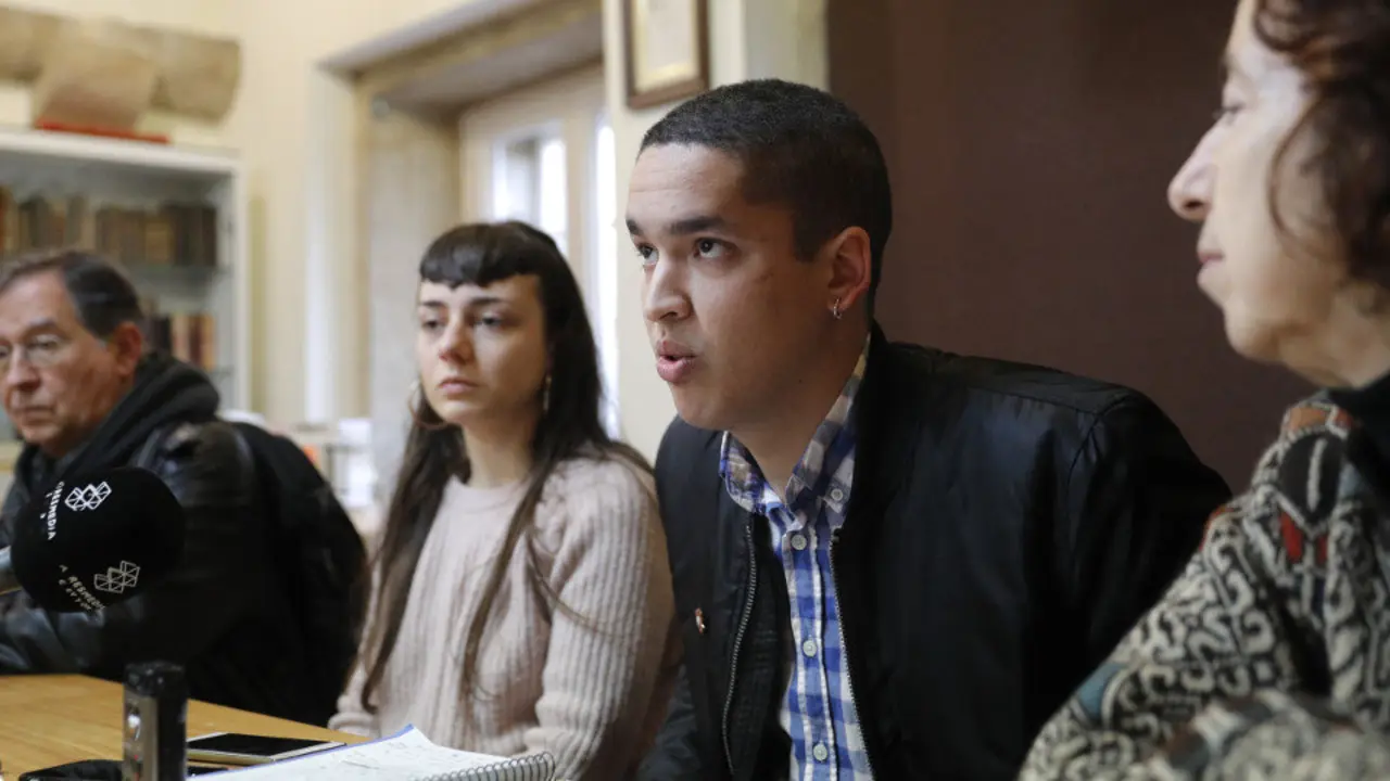 Emilio Cao, durante a rolda de prensa na que o acompañaron, o escritor Suso de Toro e  Marilar Aleixandre. LAVANDEIRA JR (EFE)