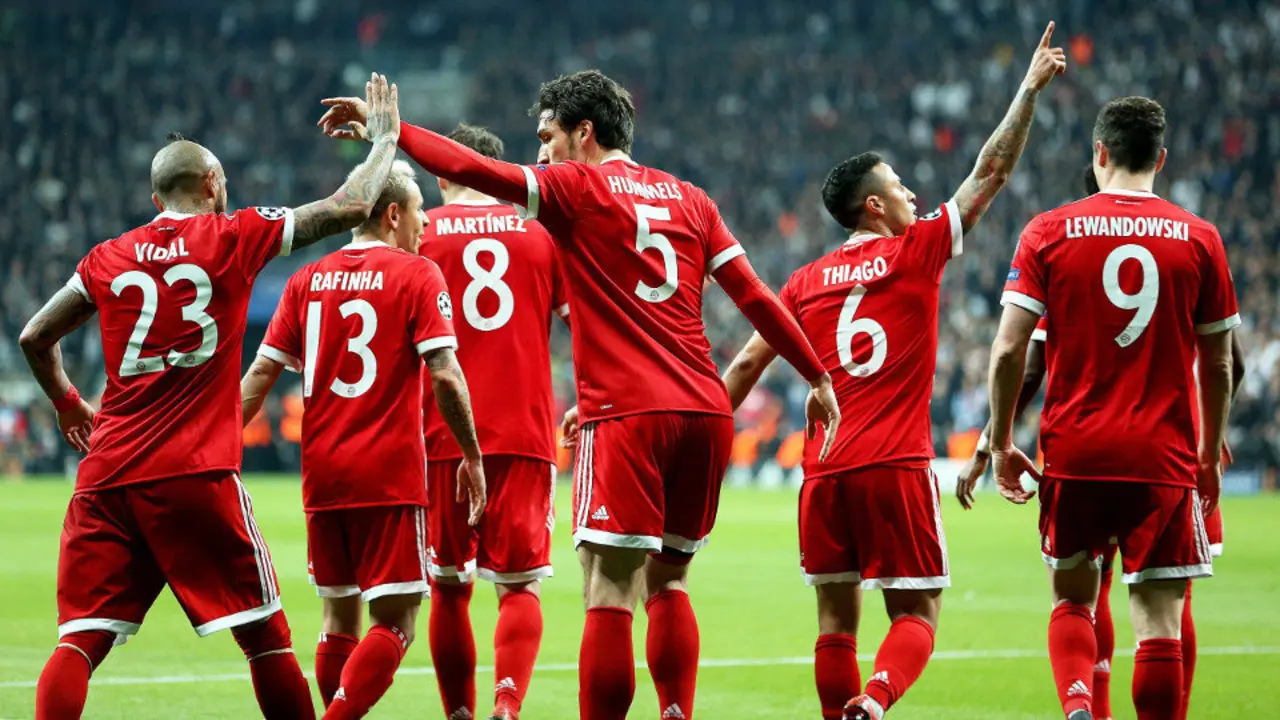 Thiago Alcantara celebra el primer gol del equipo con sus compañeros. ERDEM SAHIN (EFE)
