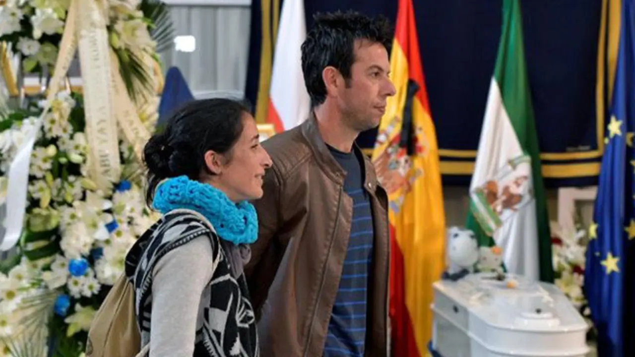 Los padres de Gabriel Cruz. CARLOS BARBA (EFE)