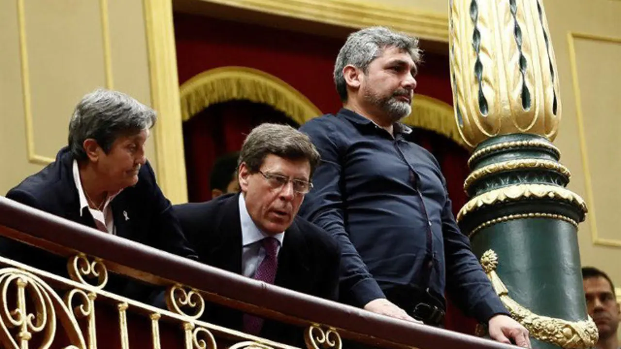 Juan Carlos Quer y el padre de Mari Luz Cortés, en el Congreso. MARISCAL