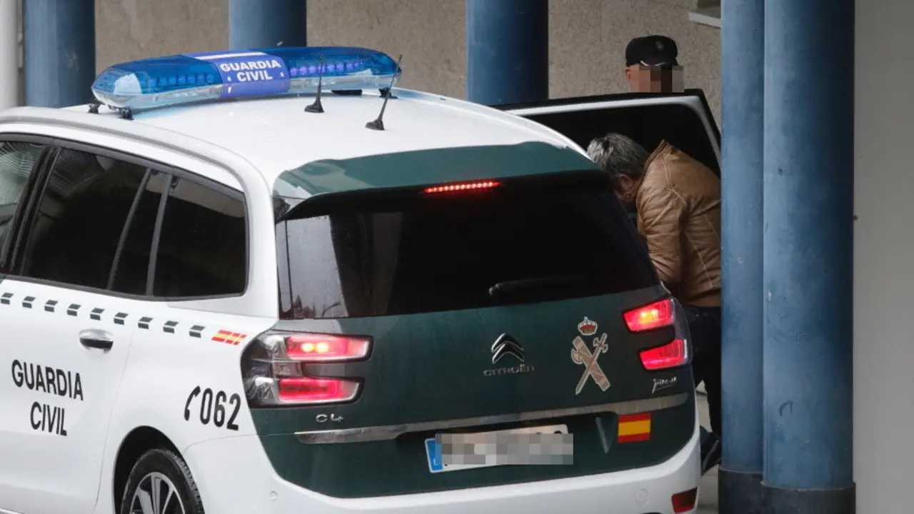 El Chicle abandona los juzgados de A Parda. GONZALO GARCÍA