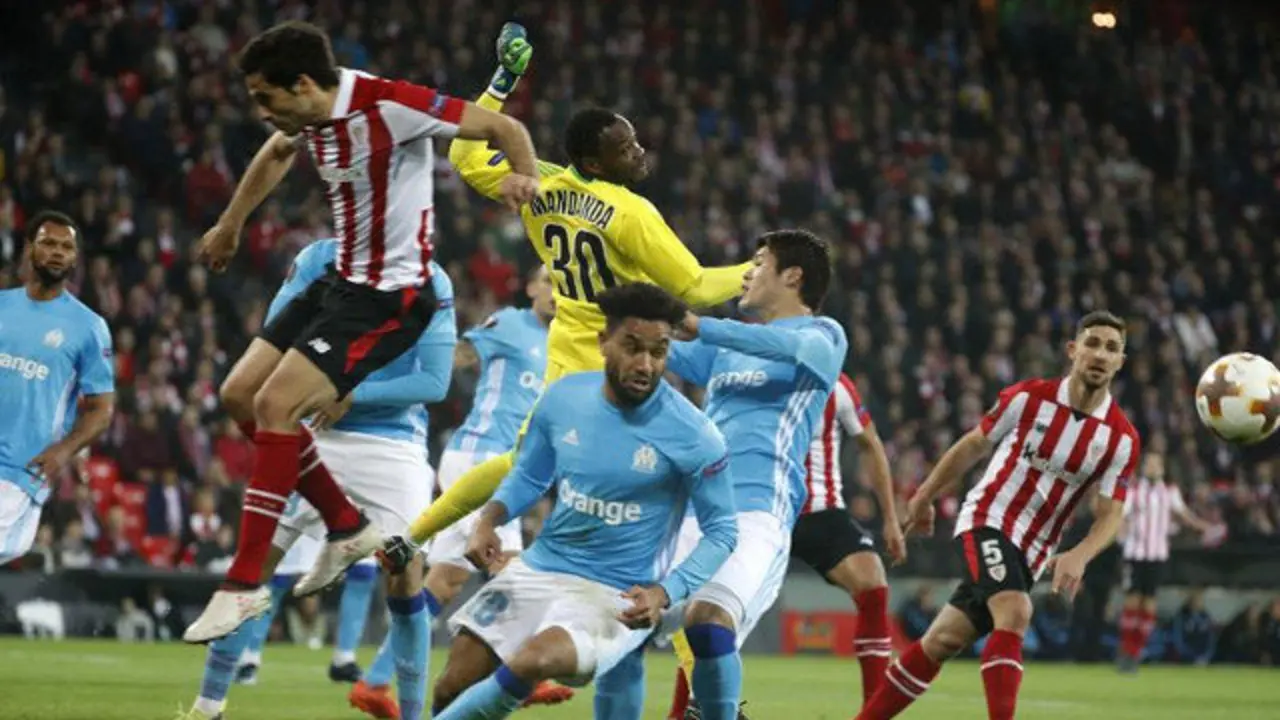 Un momento del Athletic - Marsella. LUIS TEJIDO (EFE)