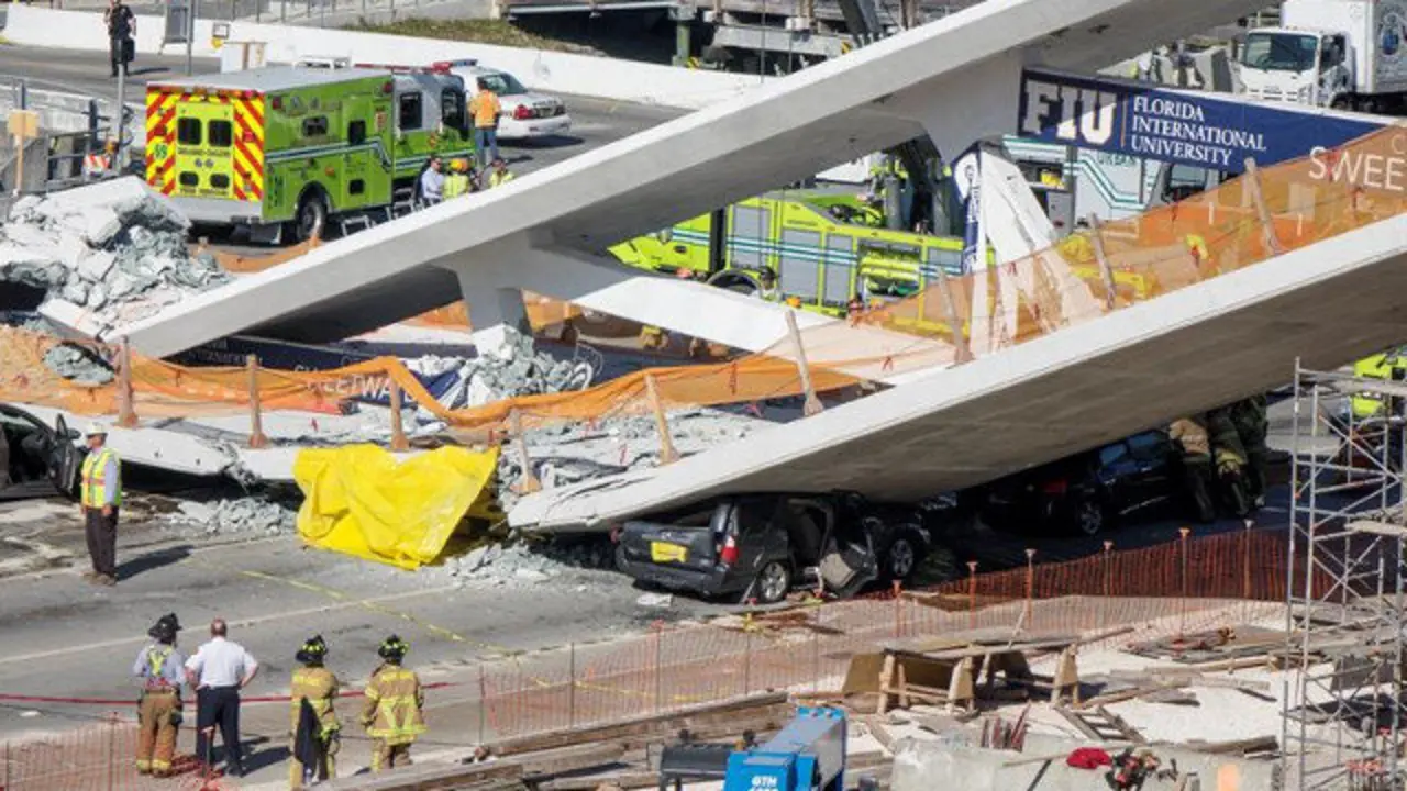 El puente peatonal derrumbado sobre una calle de Miami. CRISTÓBAL HERRERA