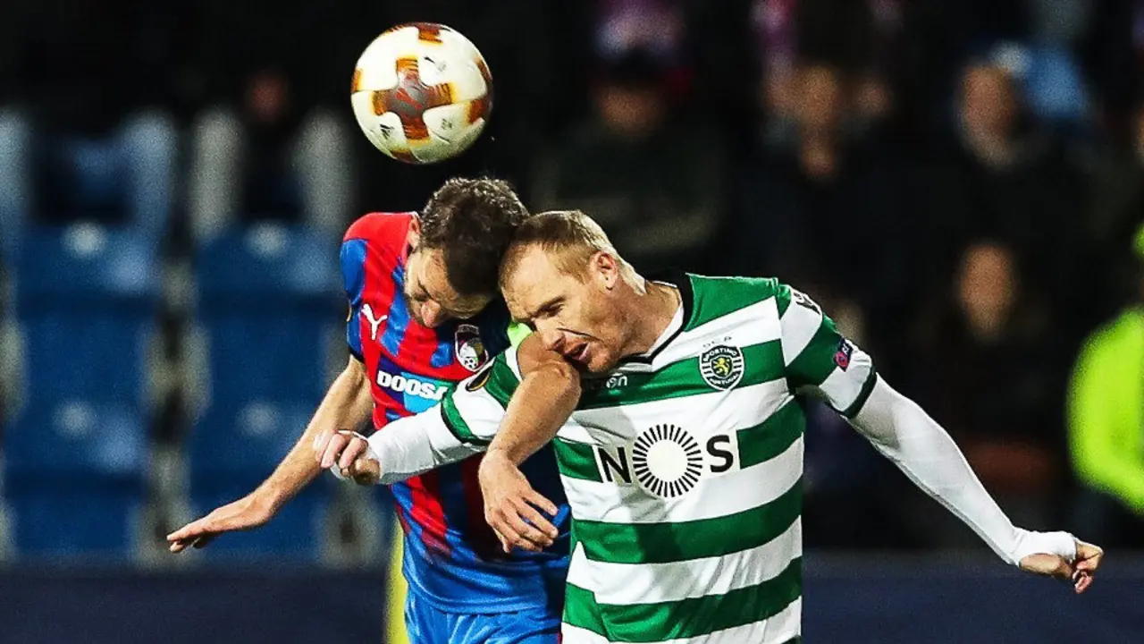 Jeremy Mathieu, viejo conocido de la afición española, se enfrentará al Atlético. MARTIN DIVISEK (EFE)