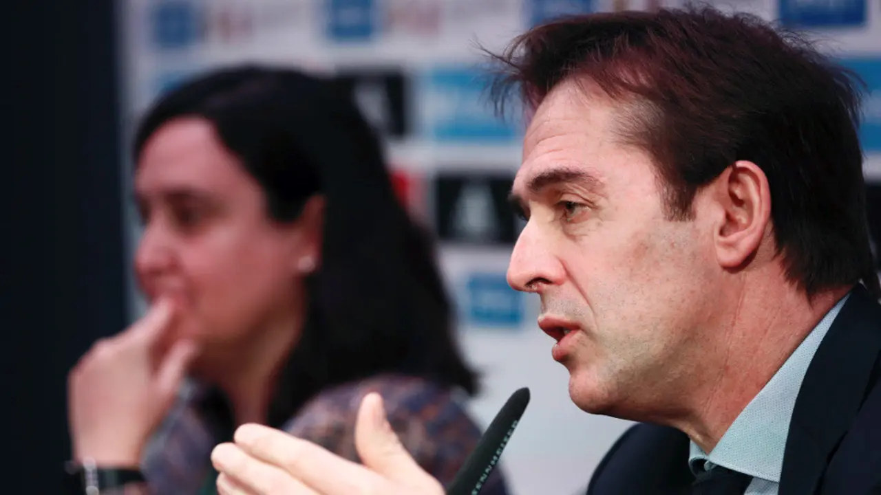 El entrenador de la selección española de fútbol, Julen Lopetegui, durante la rueda de prensa. MARISCAL (EFE)
