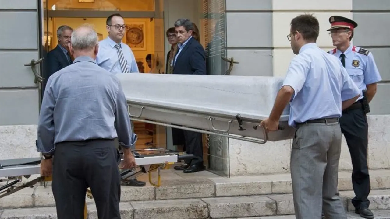 La comitiva judicial encargada de exhumar los restos de Salvador Dalí . EFE