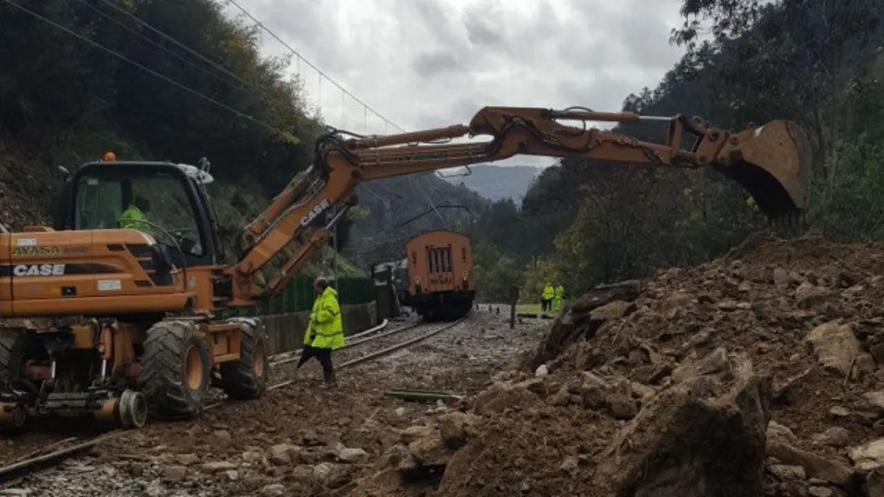 Excavadora retirando as pedras e a terra que caeron sobre a vía en Pantón o pasado venres. EP