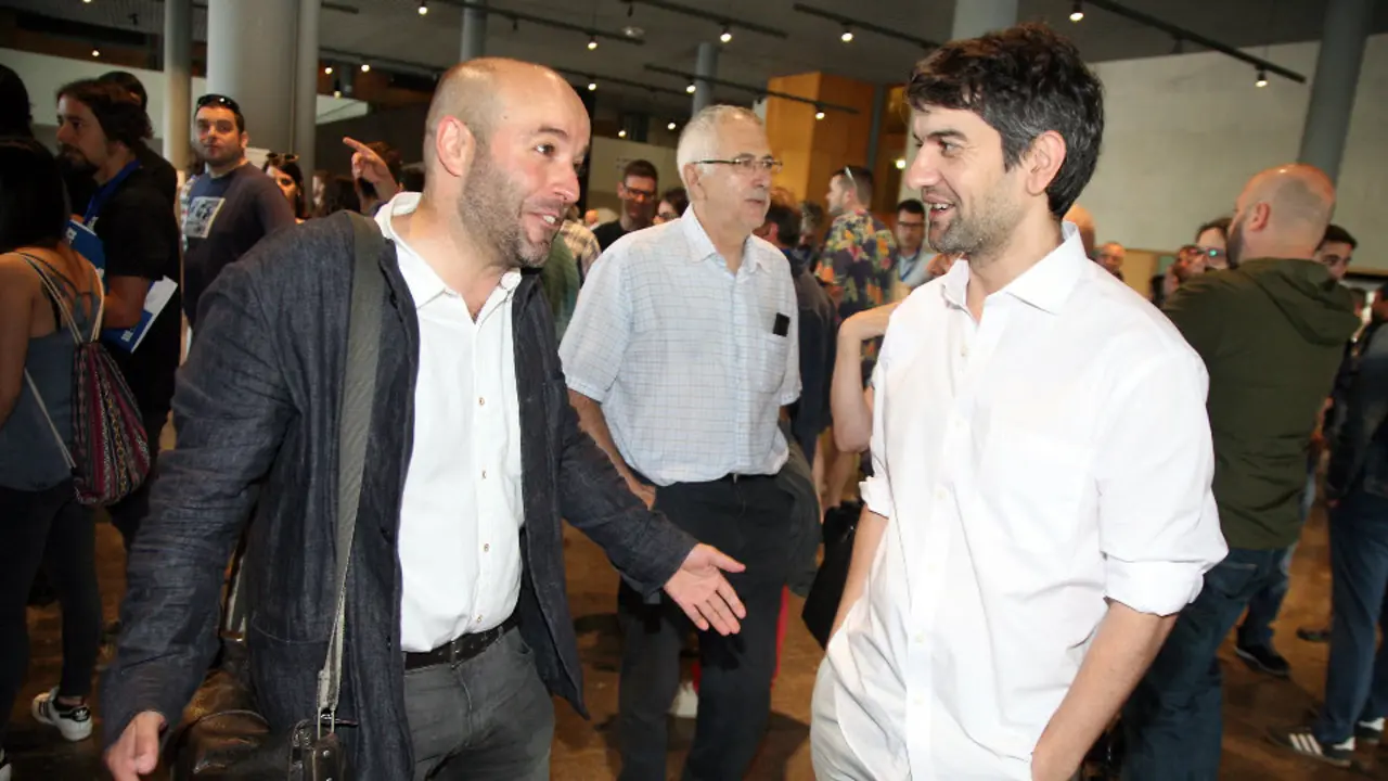 VIllares conversa con el alcalde de Ferrol en el último plenario de En Marea, celebrado en julio. PEPE FERRÍN