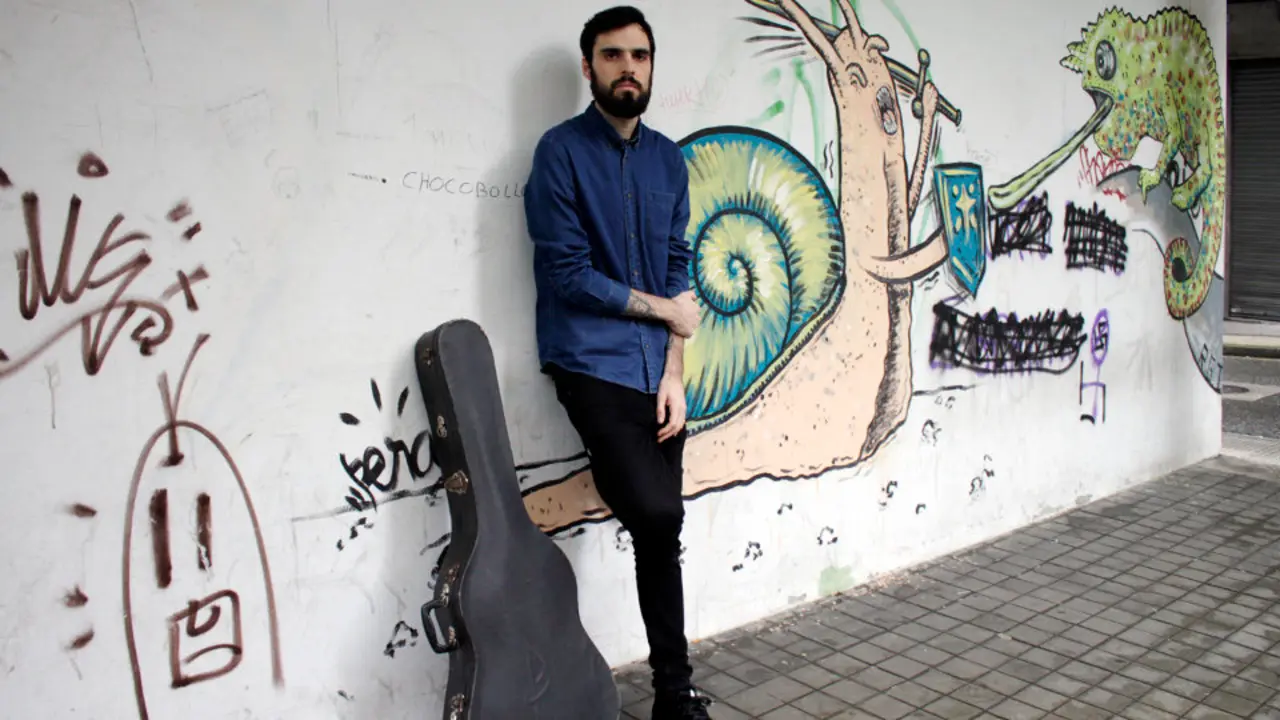 Santi Araújo nunha rúa de Pontevedra. OLGA FERNÁNDEZ