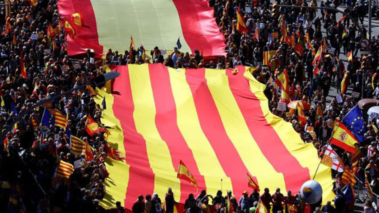 Miles de personas piden en Barcelona 'seny' y un nuevo Govern. ALBERTO ESTÉVEZ