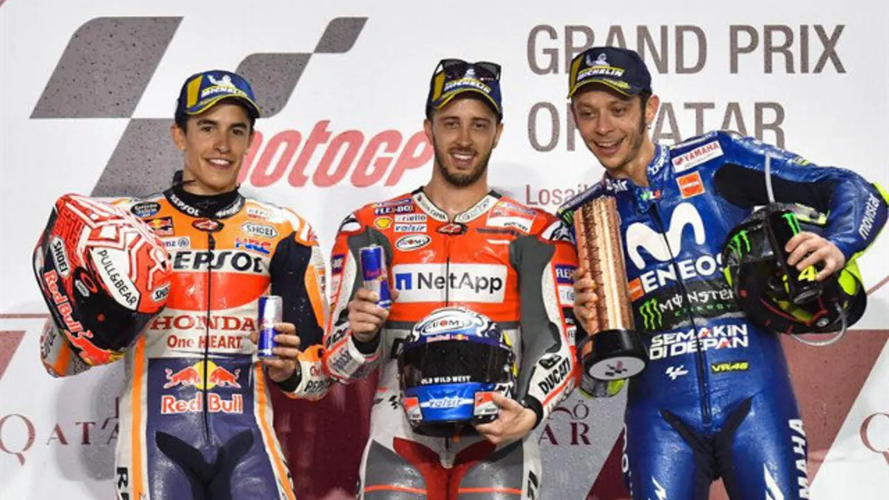 Márquez, Dovizioso y Rossi, en el podio. NOUSHAD THEKKAIL (EFE)