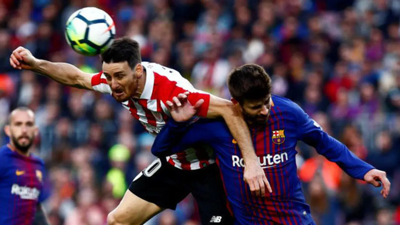 Aduriz y Piqué luchan por un balón. QUIQUE GARCÍA