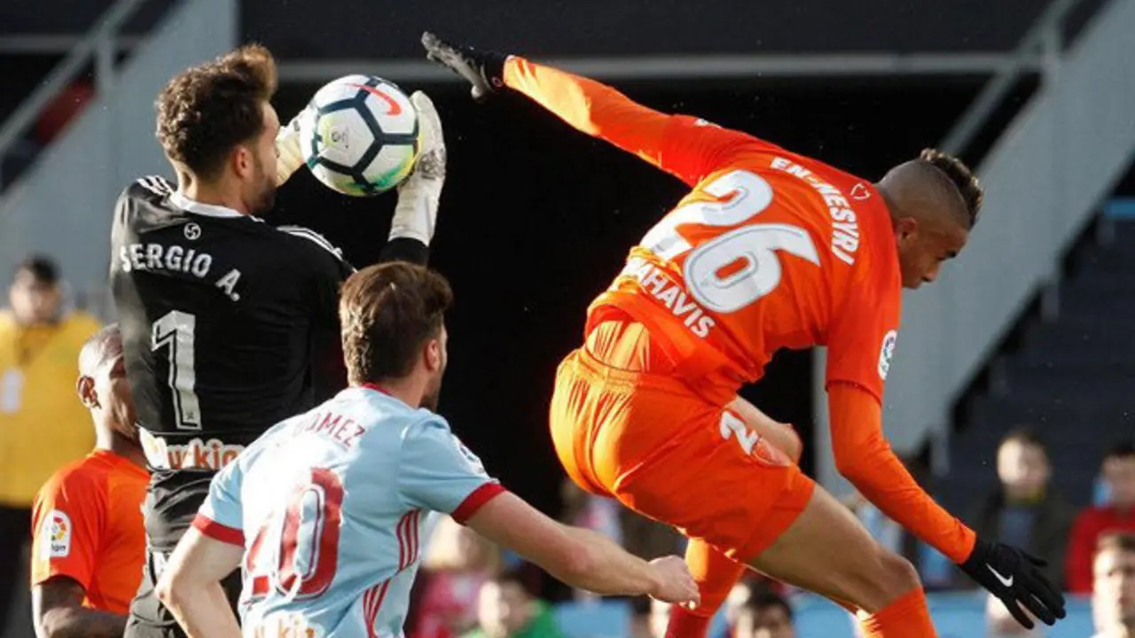 Sergio Álvarez y Sergi Gómez en una acción contra Youssef En-Nesyri. SALVADOR SAS (EFE)