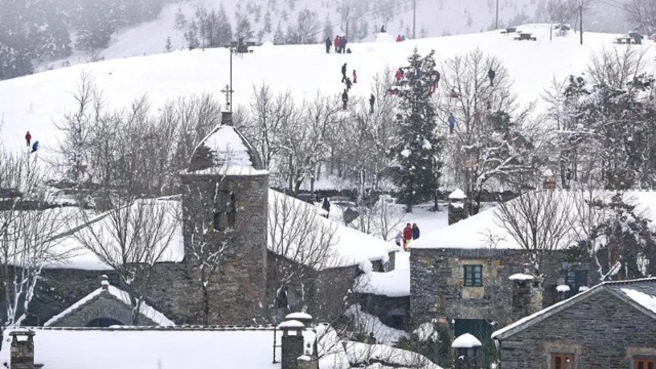 Nieve en O Cebreiro este domingo. ELISEO TRIGO