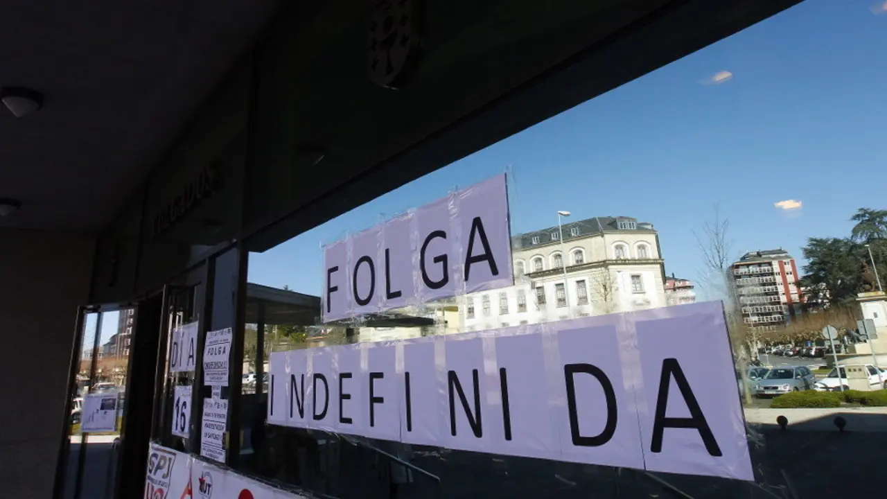 Cartel que anuncia la huelga de Justicia. XESÚS PONTE