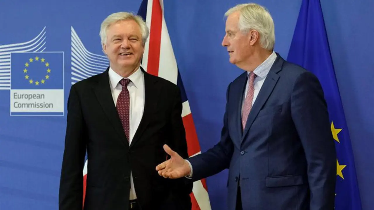 El jefe negociador de la Unión Europea (UE) para el brexit, Michel Barnier, a la derecha, recibe al ministro para la salida del Reino Unido de la UE, David Davis. OLIVIER HOSLET (EFE)