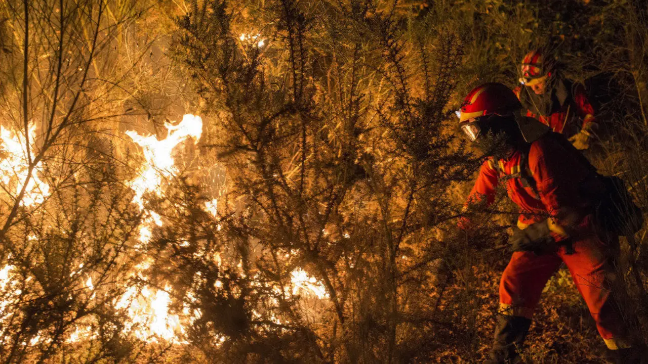 Efectivos de la Ume, en un incendio en Vilamarín. BRAIS LORENZO (EFE)