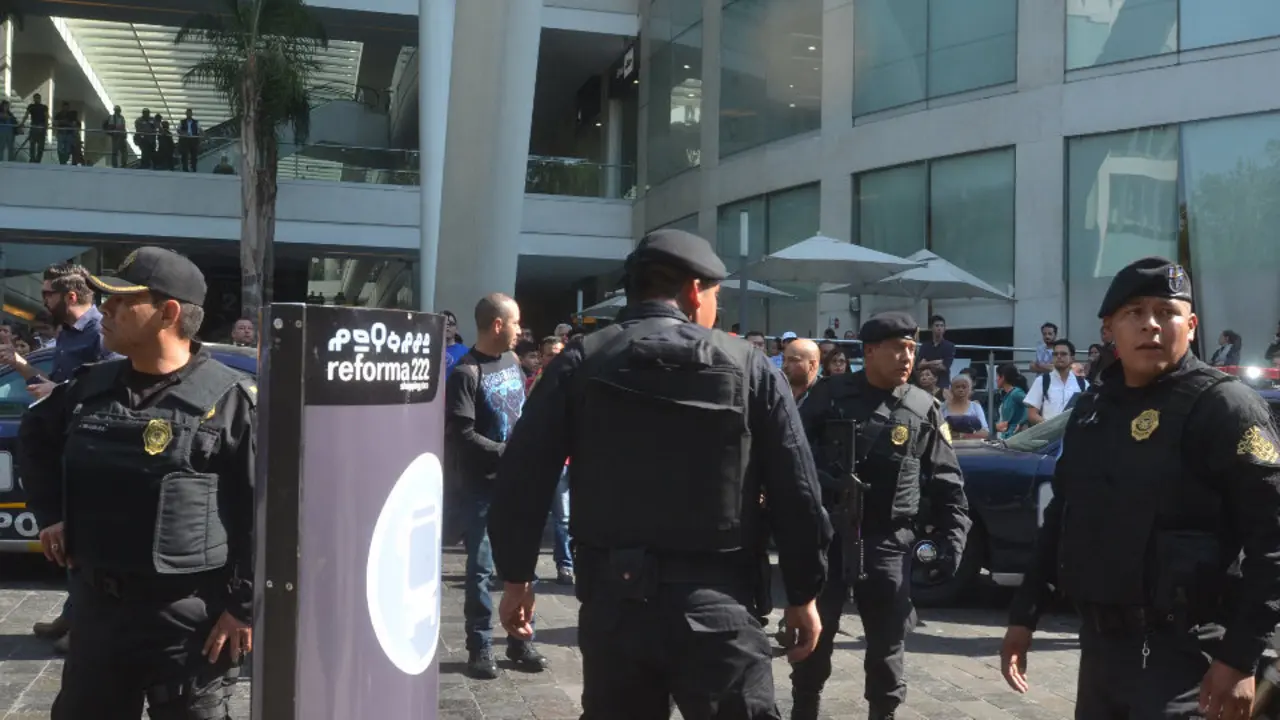 Agentes de Policía en el lugar donde se cometió el crimen.EFE